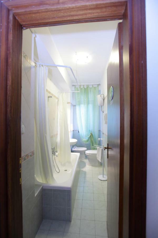 Camera Matrimoniale/Doppia con Letti Singoli con Bagno in Comune